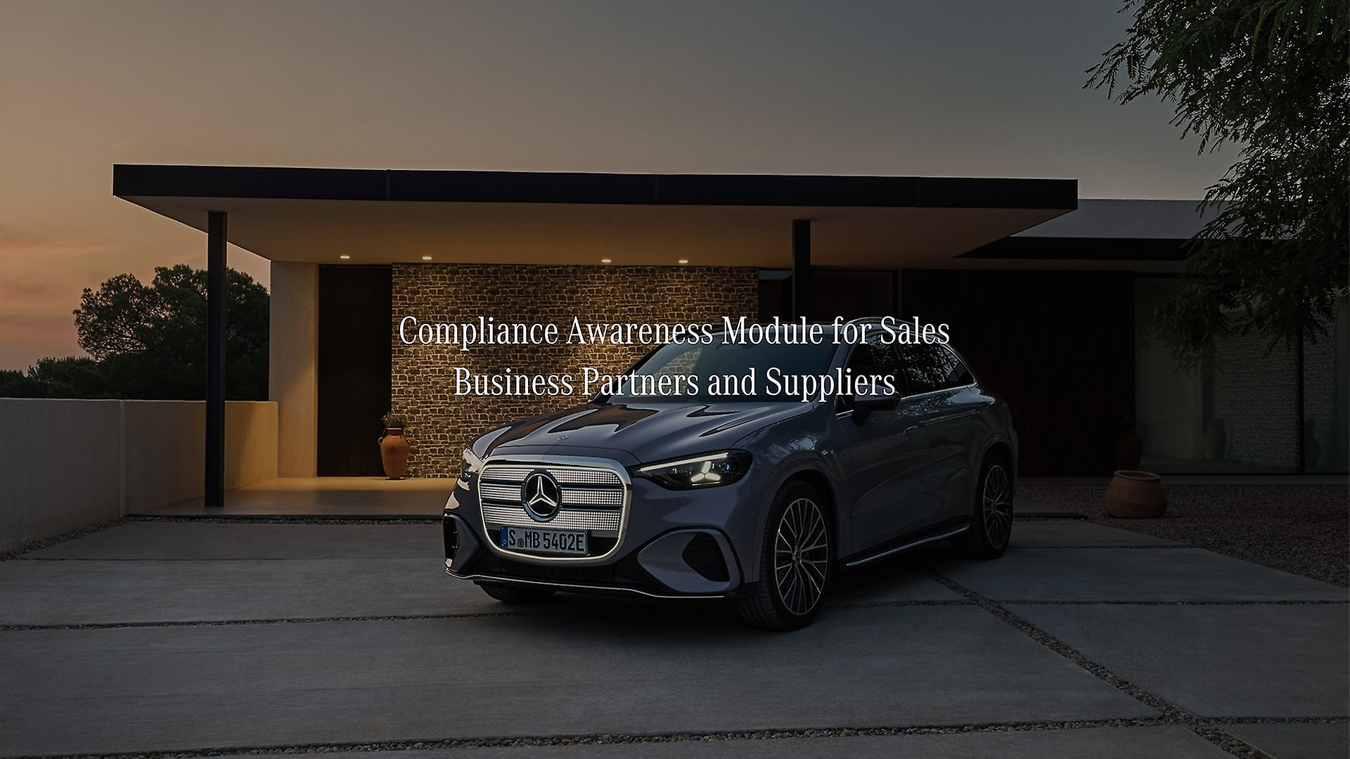 The web-based “Compliance Awareness Module“ informs our business and sales partners and suppliers about the principles that Mercedes-Benz follows in terms of integrity and compliance.