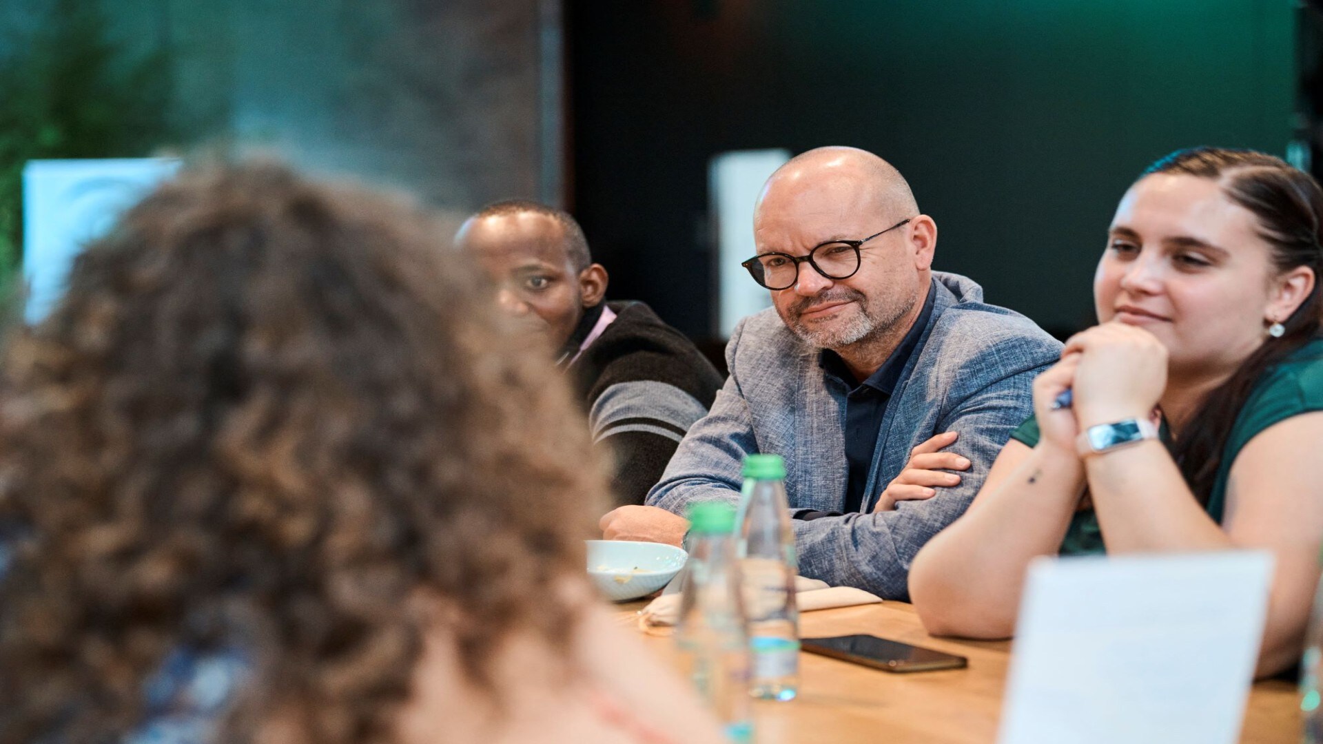 Jörg Burzer, Vorstand für Entwicklung & Einkauf, im Austausch mit Fellows über ihre Projekte und Herausforderungen. 