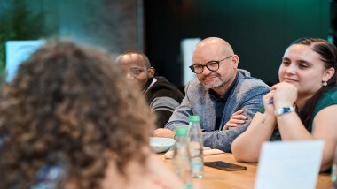 Jörg Burzer, Vorstand für Entwicklung & Einkauf, im Austausch mit Fellows über ihre Projekte und Herausforderungen. 