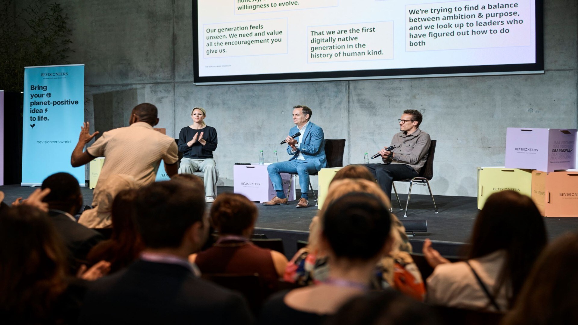 Olaf Schick, Vorstand für Integrität, Nachhaltigkeit & Governance und Mathias Geisen, Vorstand für Vertrieb & Kunde, im Panelgespräch über generationenübergreifende Verantwortung und Transformation.