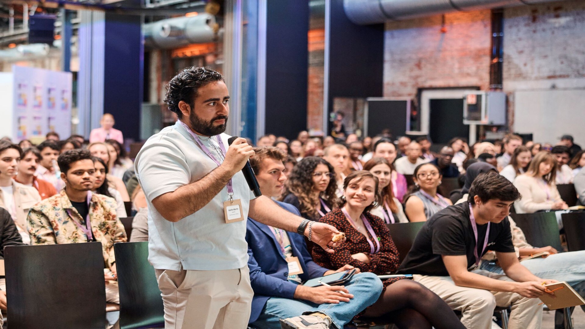 Partizipation im Fokus: Fellows beteiligen sich mit Fragen und Perspektiven an den Diskussionen des Summits.