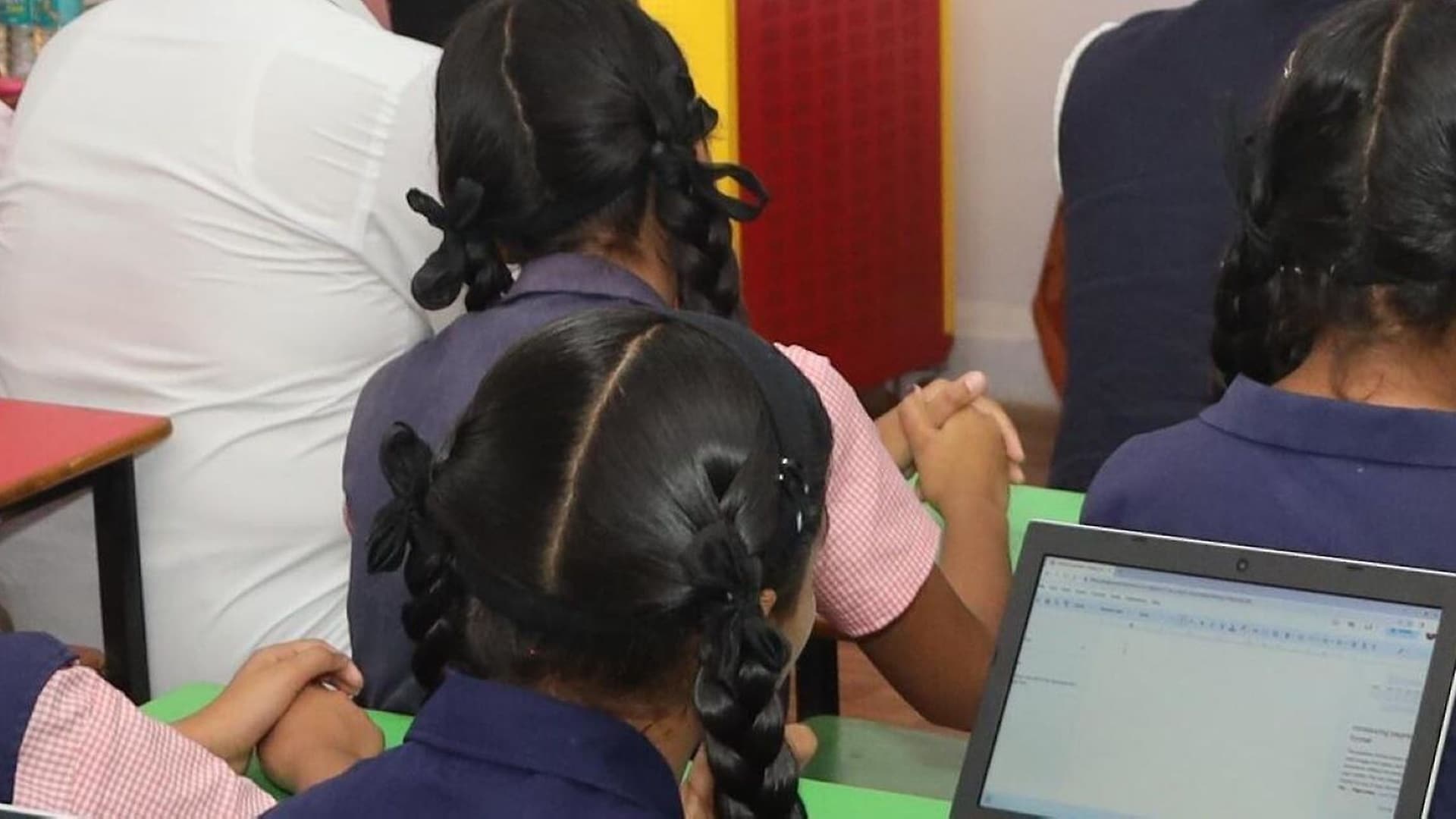 Mercedes‑Benz India stärkt Mädchen durch bessere Bildungsmöglichkeiten in Kombination mit Technologie und Infrastrukturmaßnahmen (wie zum Beispiel Solaranlagen oder Regenwassernutzung). 
