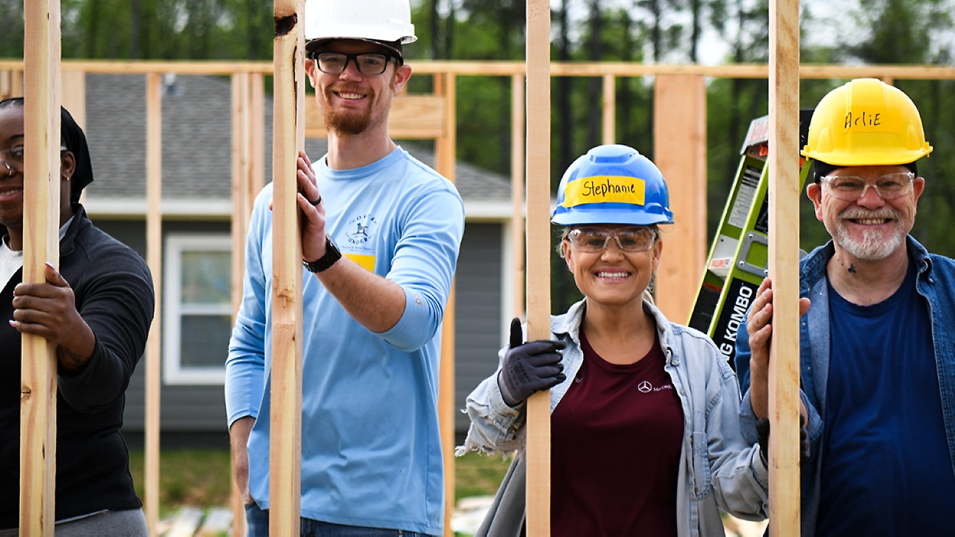 MBUSI Mitarbeitende bauen in Tuscaloosa ehrenamtlich Häuser für Menschen in Not. 