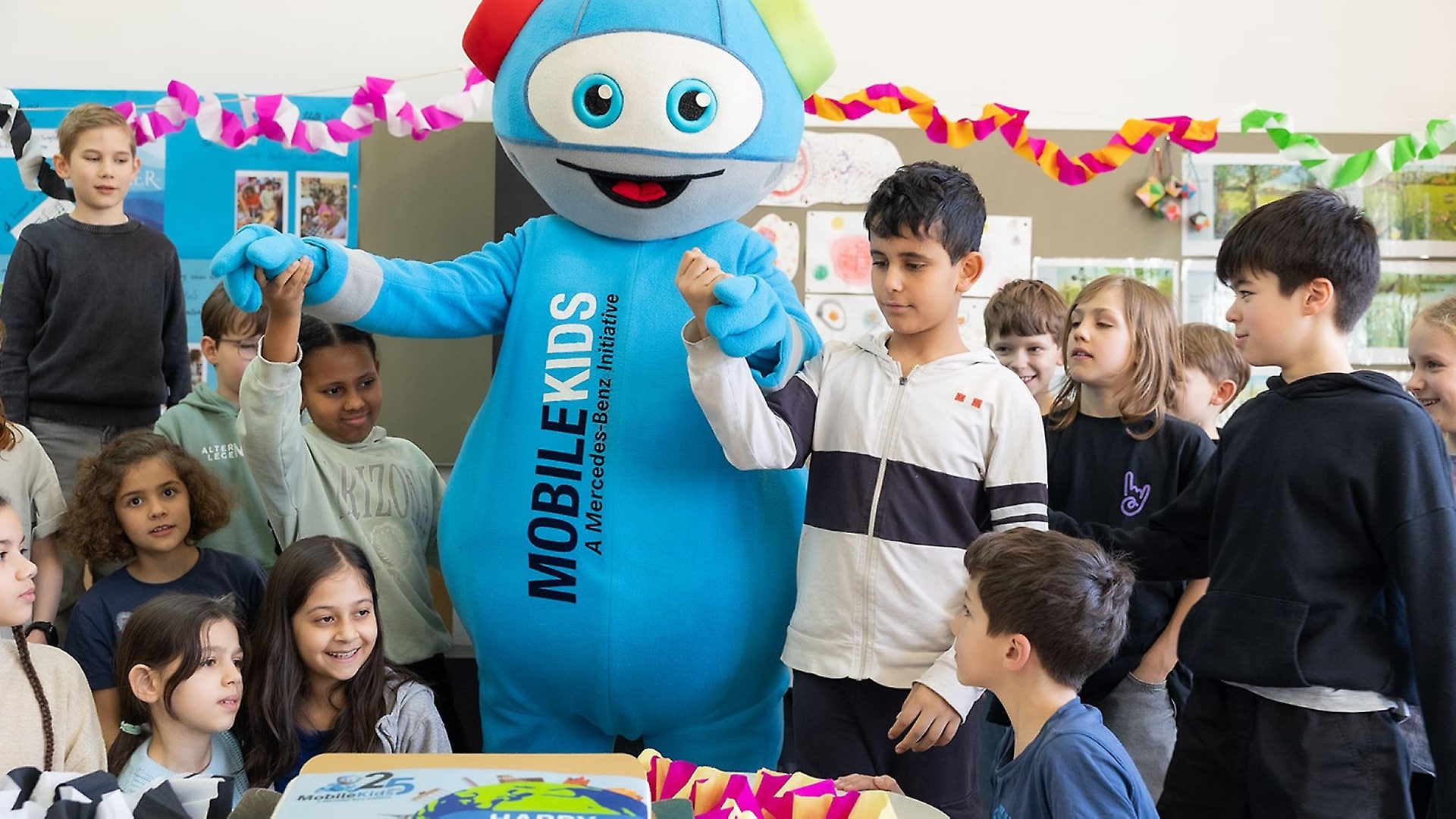 Mascot Moki visits a school class in the anniversary year.
