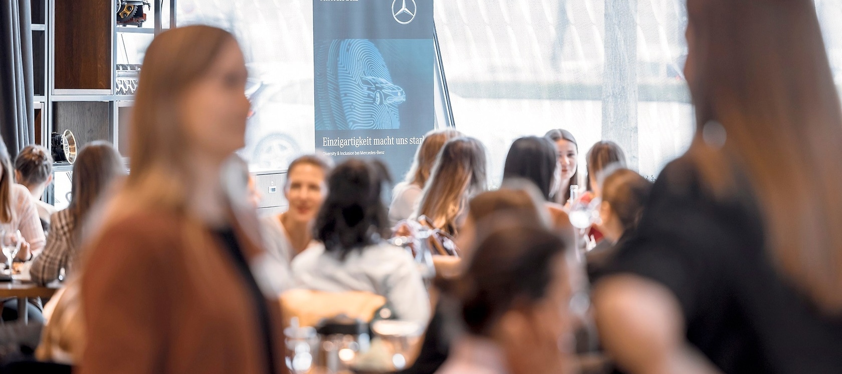 Frauen bei Mercedes-Benz.