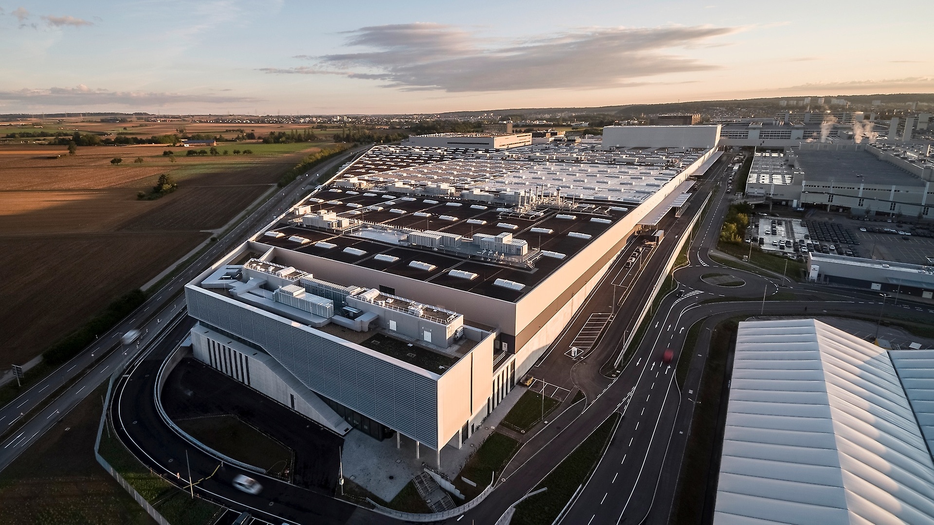 Flexibel, digital, effizient und nachhaltig: Die Factory 56 in Sindelfingen produziert seit 2020 vollständig CO2-neutral und mit einem deutlich reduzierten Energiebedarf.