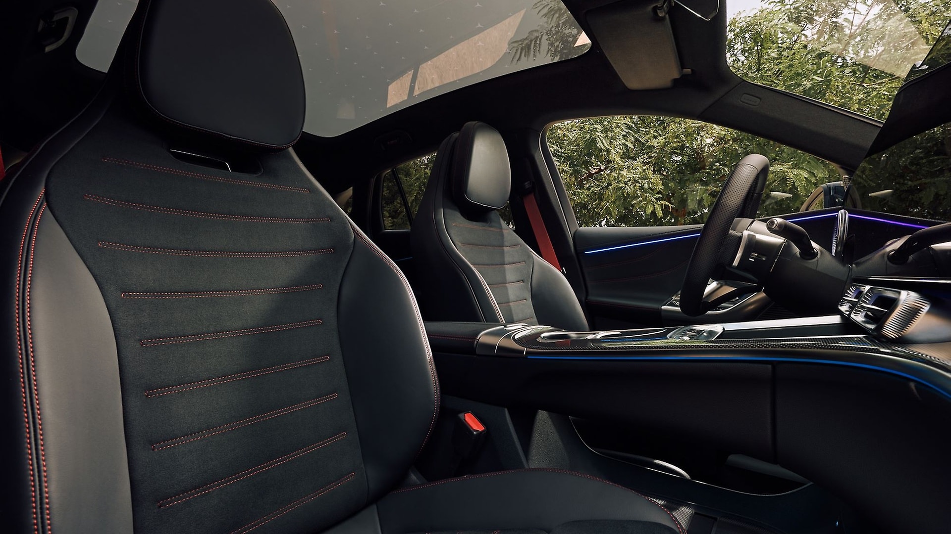 From the seat upholstery to the headliner, pillars, door panels and even the carpeting in the boot. The Vegan Package’s soft touch surfaces have been evaluated and certified by the vegan society.
