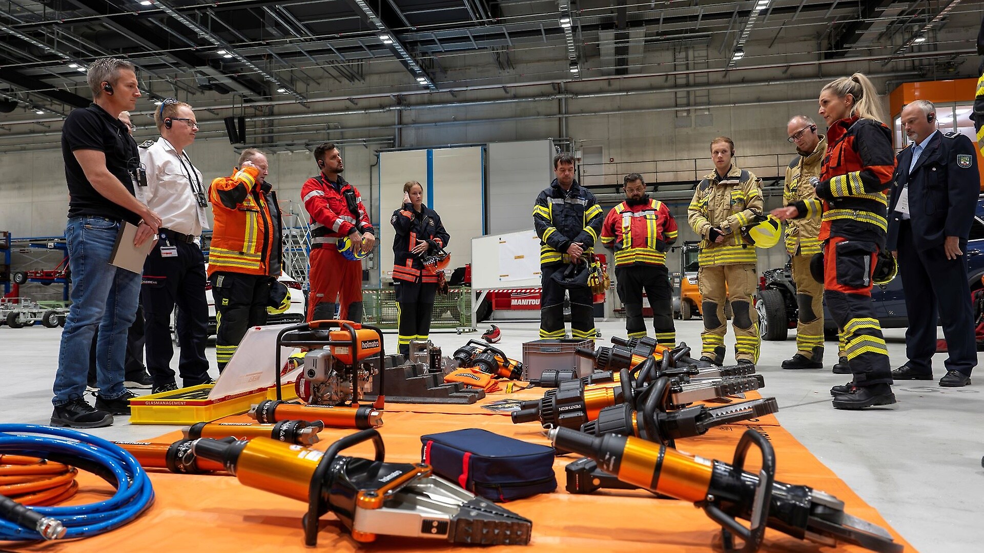 The new "MB4Rescue" safety initiative aims to optimize rescue operations and thus save lives. To this end, Firefighter from Europe trained in a practical setting with current Mercedes-Benz models in the Mercedes-Benz crash facility in Sindelfingen.
