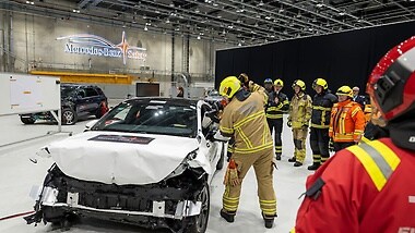 By enabling emergency services to train in the rescue of accident victims in a practical manner using current Mercedes-Benz models, they are better prepared for real-life accidents.