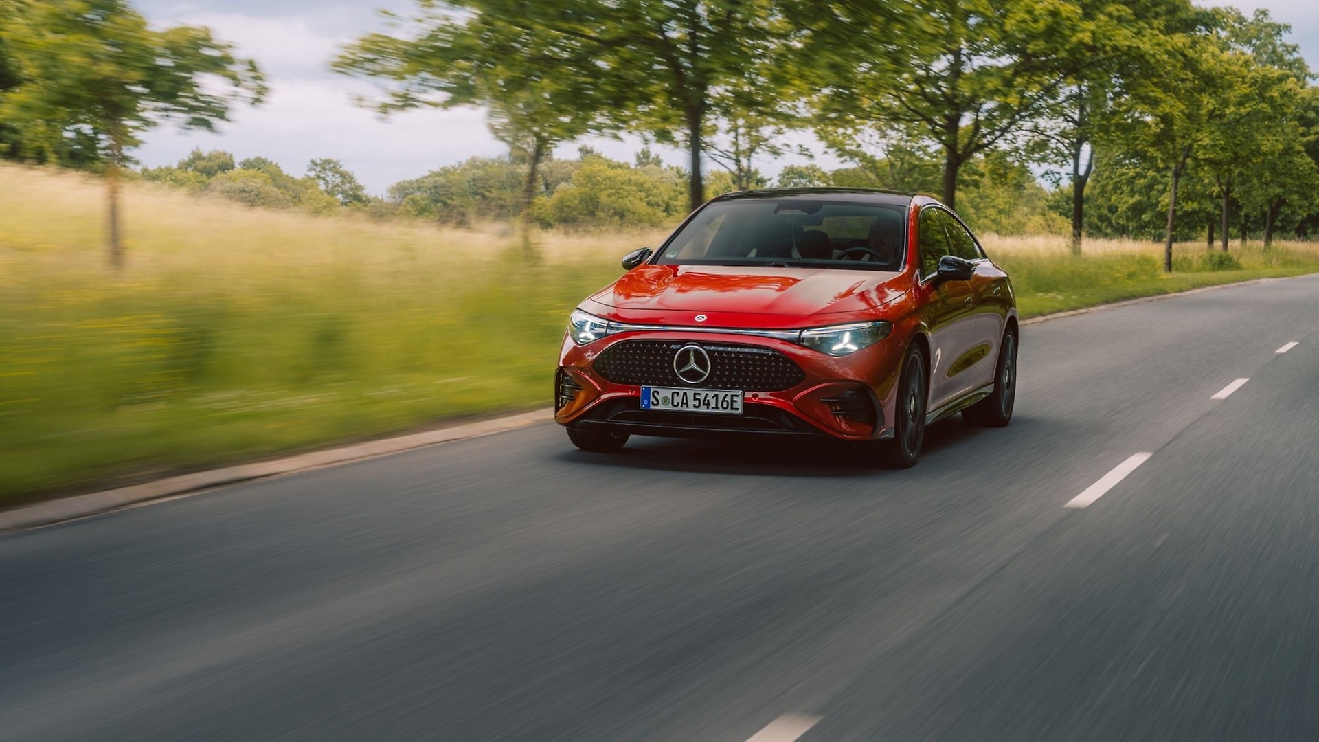 Nachhaltigkeit auf der Straße: Der neue vollelektrische CLA reduziert den CO₂-Fußabdruck durch innovative Technologien und Materialien.