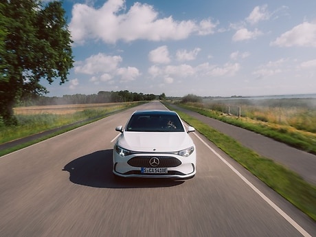 Effizient unterwegs: Der vollelektrische Mercedes-Benz CLA verbindet nachhaltiges Design mit maximaler Reichweite.