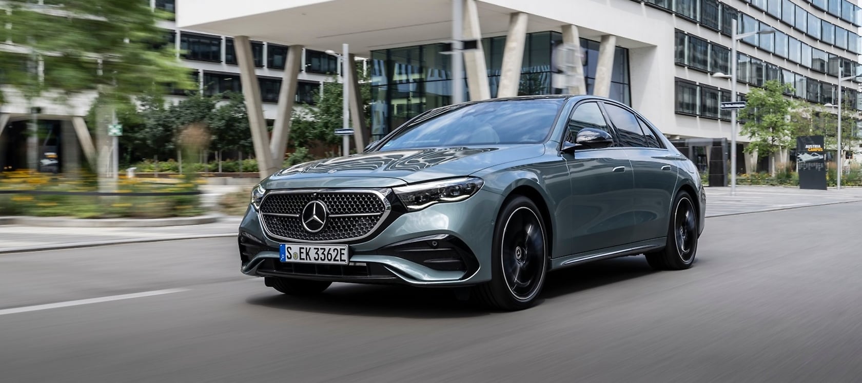 Mercedes-Benz E-Klasse | 2023: E 400 e (WLTP: Krafstoffverbrauch kombiniert, gewichtet: 0,9-0,6 l/100 km; CO₂-Emissionen kombiniert, gewichtet: 20-14 g/km; Stromverbrauch kombiniert, gewichtet: 21,5-19,2 kWh/100 km).*