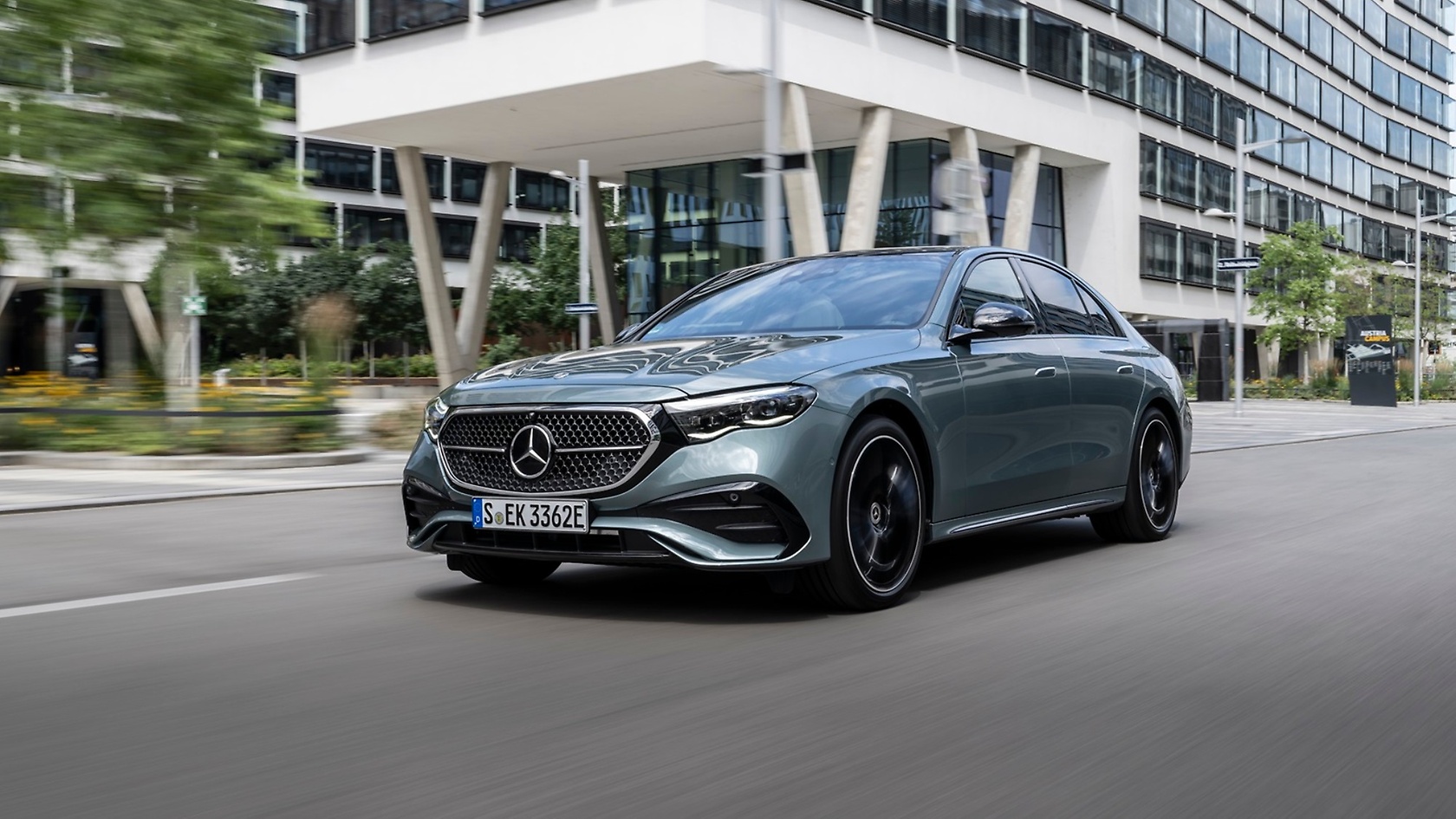 Mercedes-Benz E-Class | 2023: E 400 e (WLTP: Combined fuel consumption, weighted: 0.9-0.6 l/100 km; combined CO₂ emissions, weighted: 20-14 g/km; combined power consumption, weighted: 21.5-19.2 kWh/100 km).*