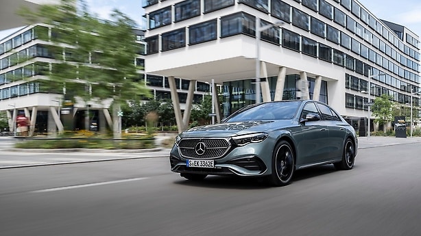 Mercedes-Benz E-Class | 2023: E 400 e (WLTP: Combined fuel consumption, weighted: 0.9-0.6 l/100 km; combined CO₂ emissions, weighted: 20-14 g/km; combined power consumption, weighted: 21.5-19.2 kWh/100 km).*