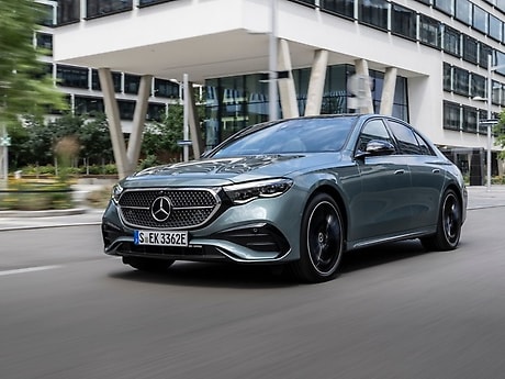 Mercedes-Benz E-Klasse | 2023: E 400 e (WLTP: Krafstoffverbrauch kombiniert, gewichtet: 0,9-0,6 l/100 km; CO₂-Emissionen kombiniert, gewichtet: 20-14 g/km; Stromverbrauch kombiniert, gewichtet: 21,5-19,2 kWh/100 km).*