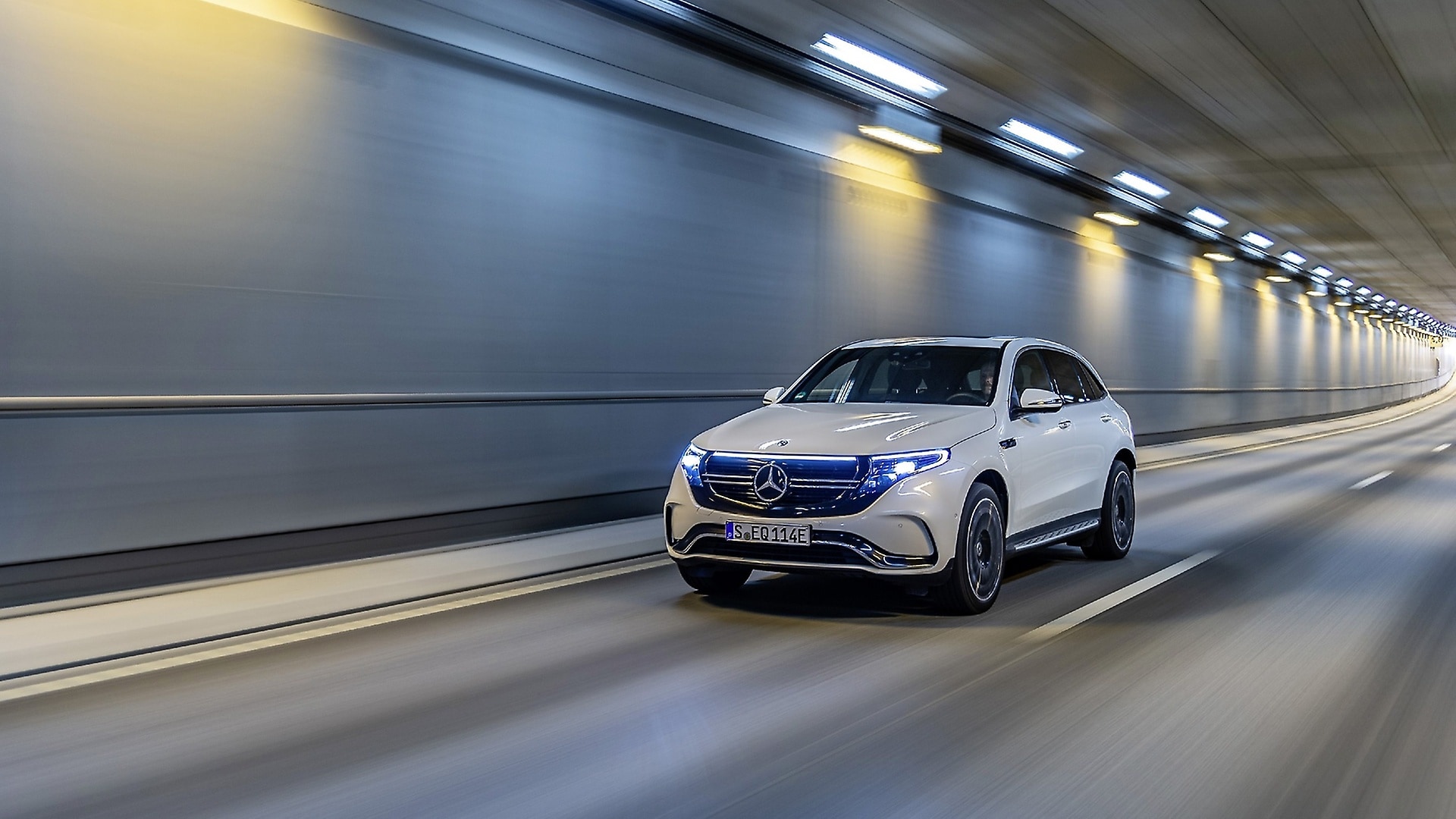EQC 400 4MATIC (21.3 - 20.2 kWh/100 km; combined CO₂ emissions: 0 g/km)**
