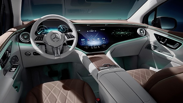Mercedes-EQ EQE SUV MBUX Hyperscreen.