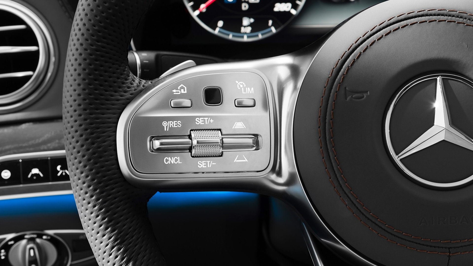The touch control buttons enable the driver to intuitively access the functions of the head unit.