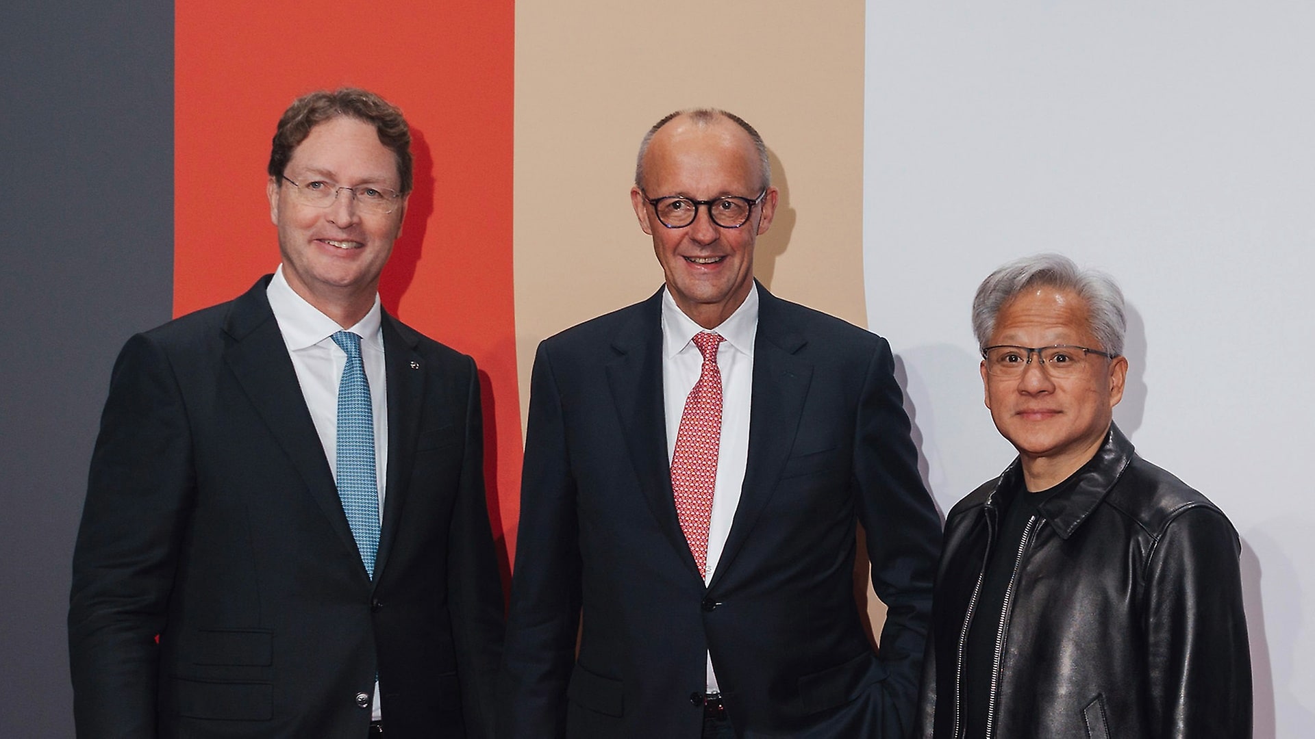 Bundeskanzler Friedrich Merz (Mitte) mit Ola Källenius und Jensen Huang auf dem „Invest in Germany Summit“, bei dem auch das Point-to-Point-Fahren in Deutschland Thema war.
