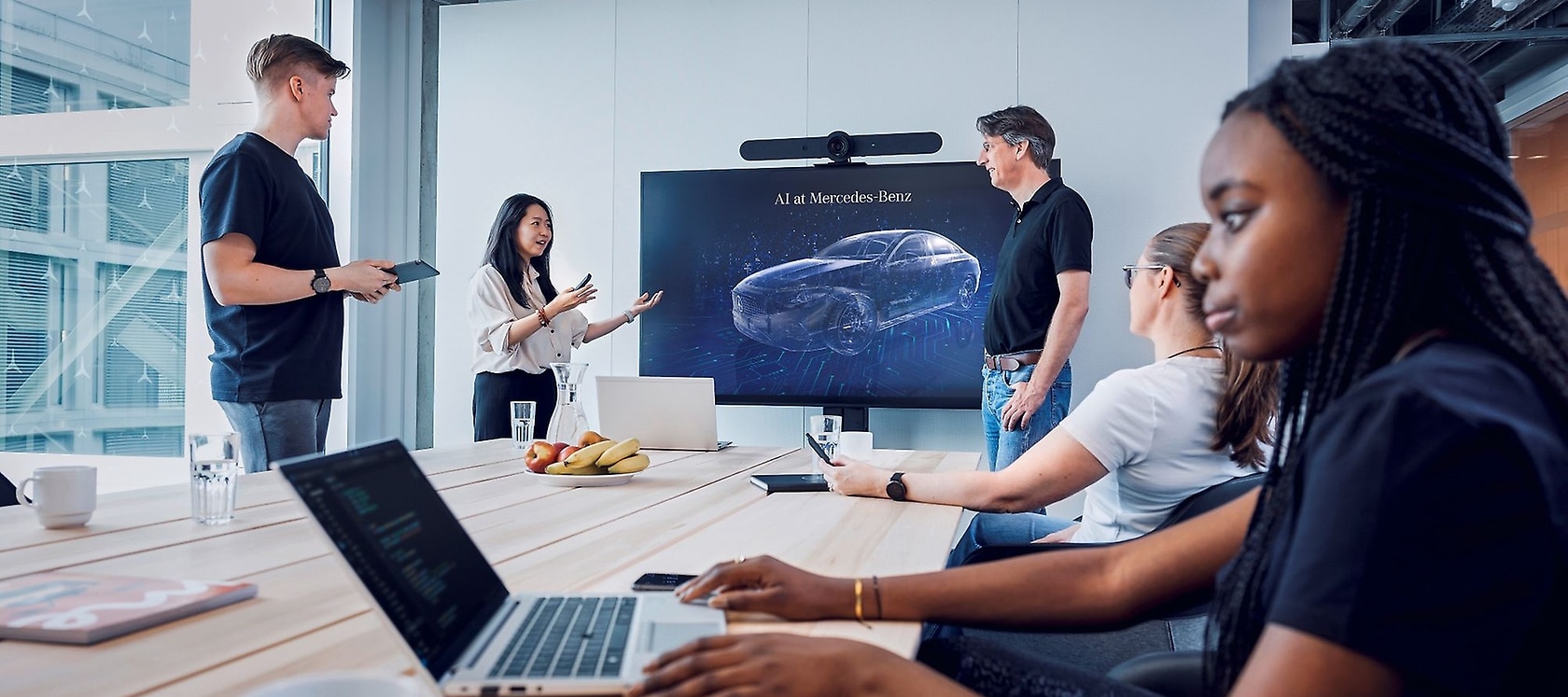 Die globale Einführung von KI am Arbietsplatz bei Mercedes-Benz.