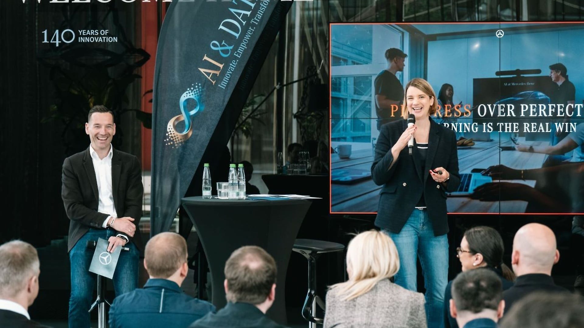 Daniel Eitler, verantwortlich für AI, Data and Cyber Security, und Katrin Lehmann, Chief Information Officer, beim Mercedes-Benz AI Hackathon.