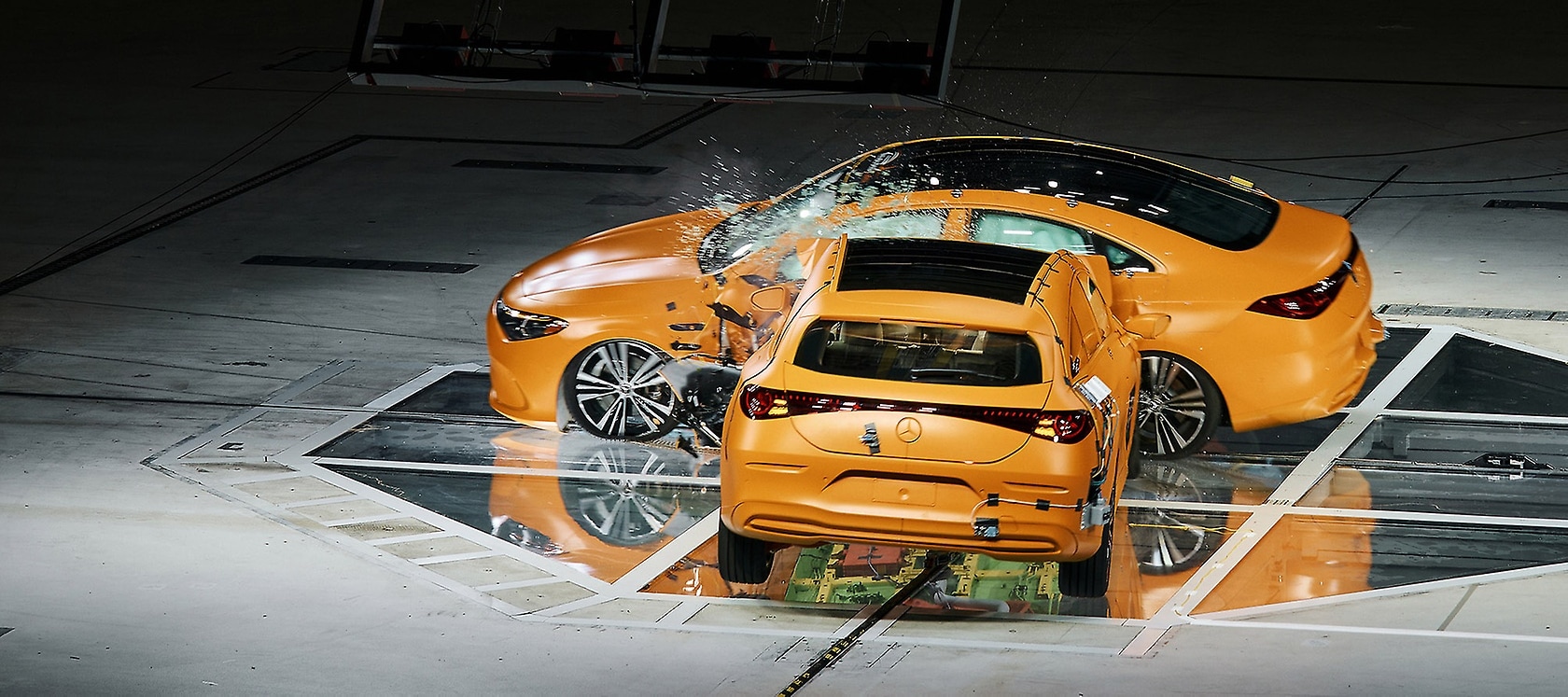 Für den Test prallt ein CLA Shooting Brake mit elektrifiziertem Verbrennungsmotor in die Fahrerseite eines vollelektrischen CLA – beide Fahrzeuge fahren mit 56 km/h.