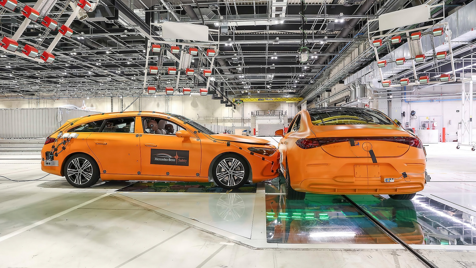 Beide Fahrzeuge bieten einen herausragenden Insassenschutz; die Hochvoltbatterie des elektrischen CLA blieb unbeschädigt.