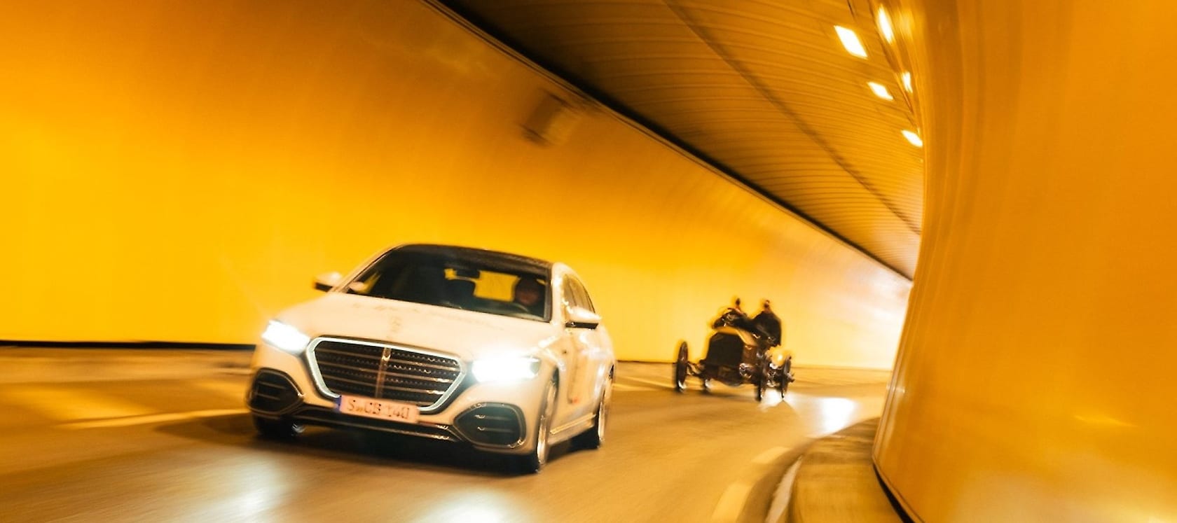 Die Route Napoleon, der neue Mercedes-Benz S-Klasse mit einem Simplex-Klassiker– einem Vorgänger der S-Klasse.