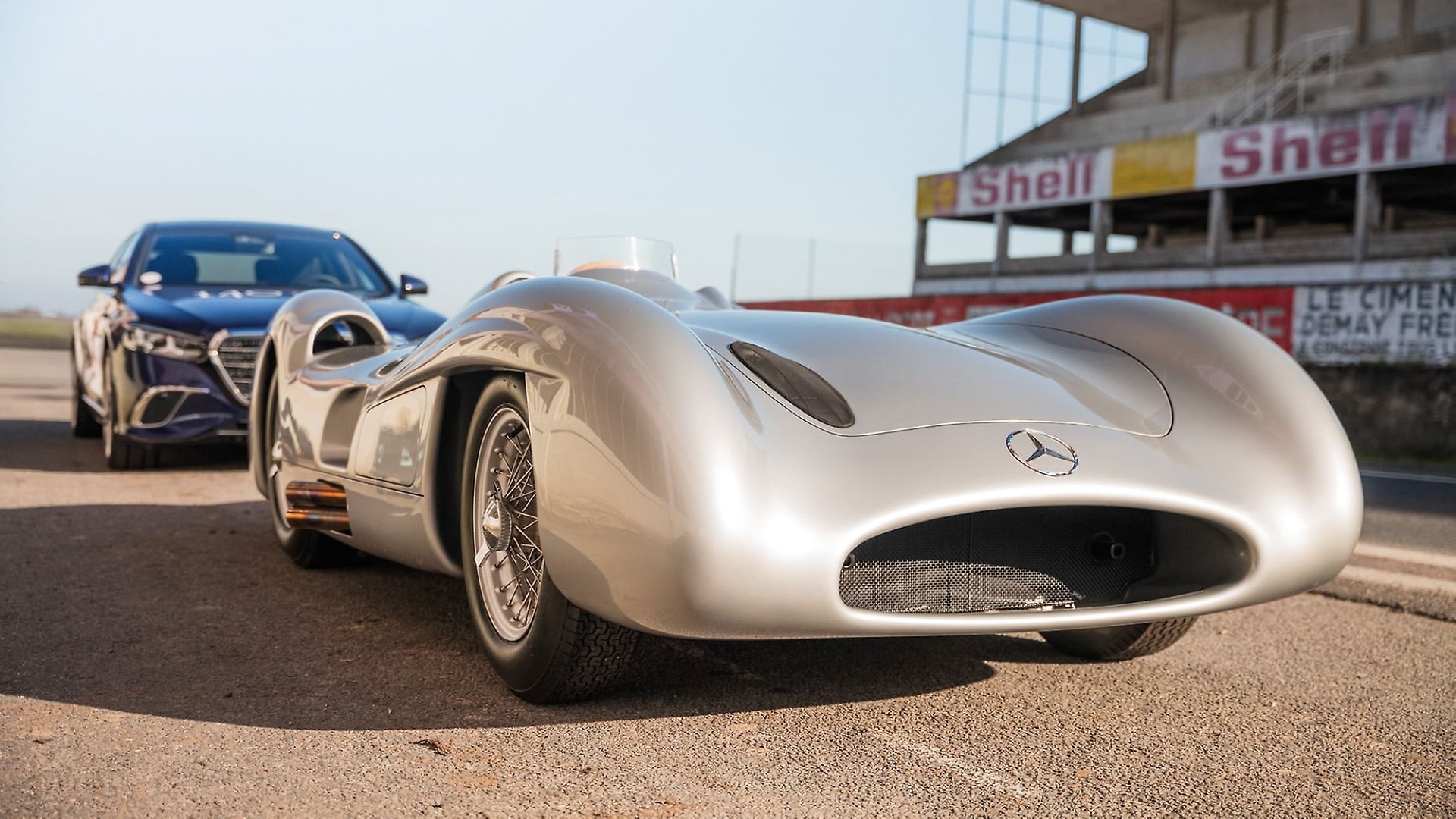 „140 Years. 140 Places.“ – die neue S-Klasse mit dem Mercedes-Benz W 196 R mit Stromlinienkarosserie in Reims (Frankreich).