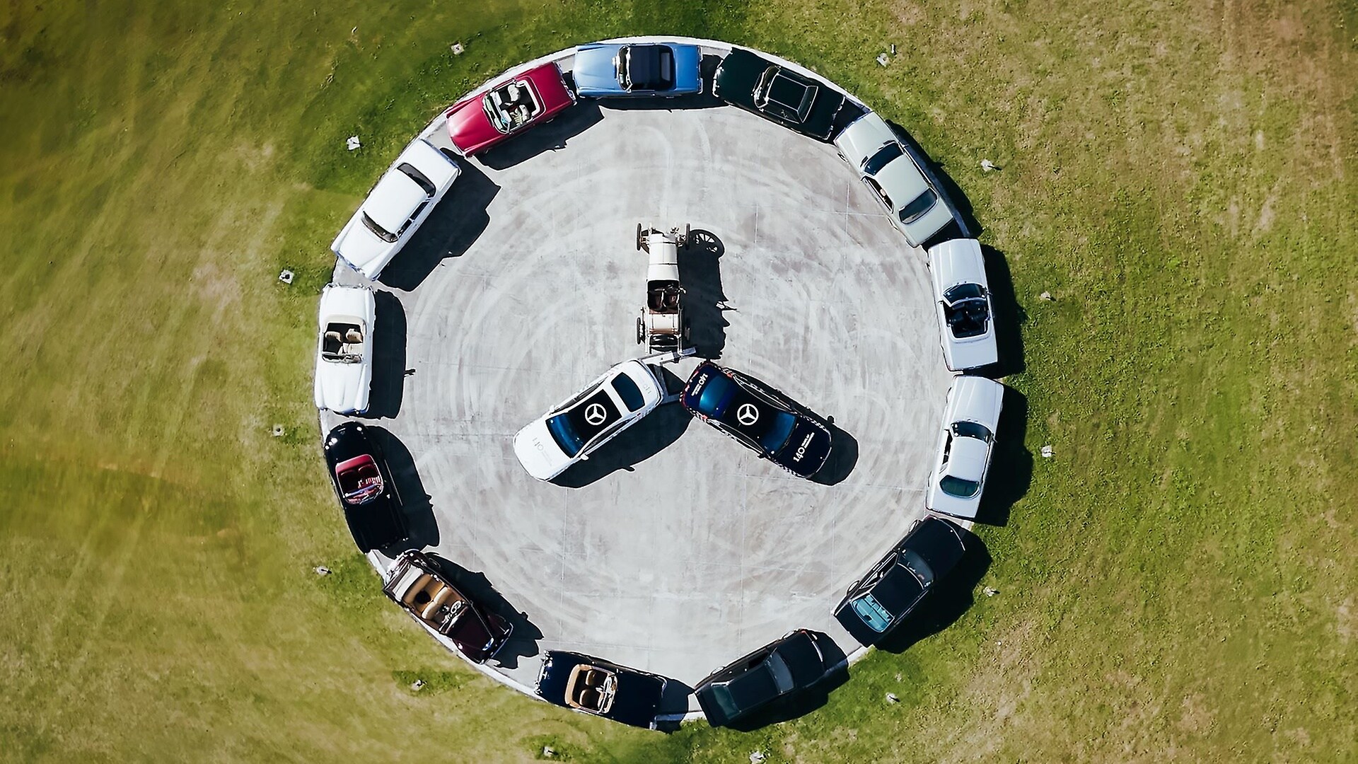Weiter geht die Reise durch Argentinien; die S-Klasse ist nun in der Hauptstadt, Buenos Aires auf dem Golf Club Event Pilar angekommen.Hier bilden klassische Mercedes-Benz Fahrzeuge zusammen mit den S-Klassen den Mercedes-Benz Stern.