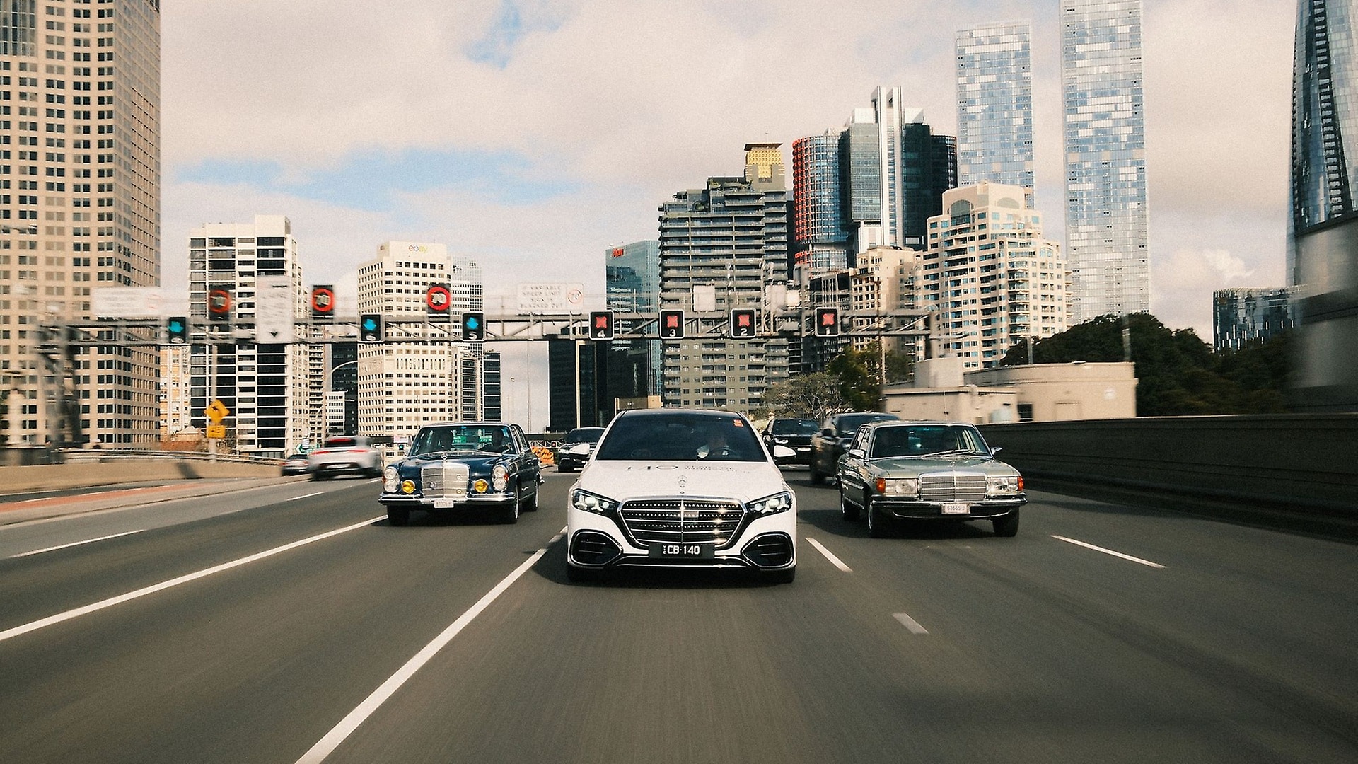 Die S-Klasse glänzt im Mercedes-Benz Studio und führt einen Konvoi legendärer Klassiker über die ikonische Harbour Bridge.