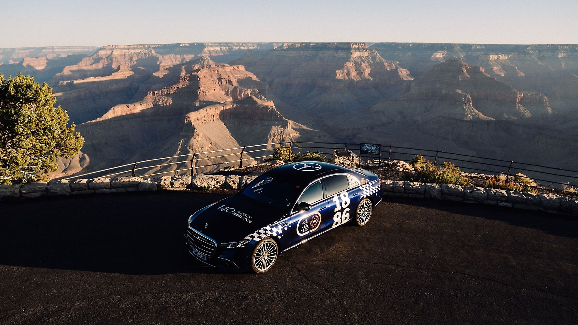 Neue Impressionen nach der Ankuft in Arizona, die S-Klasse vor dem spektakulären Grand Canyon.