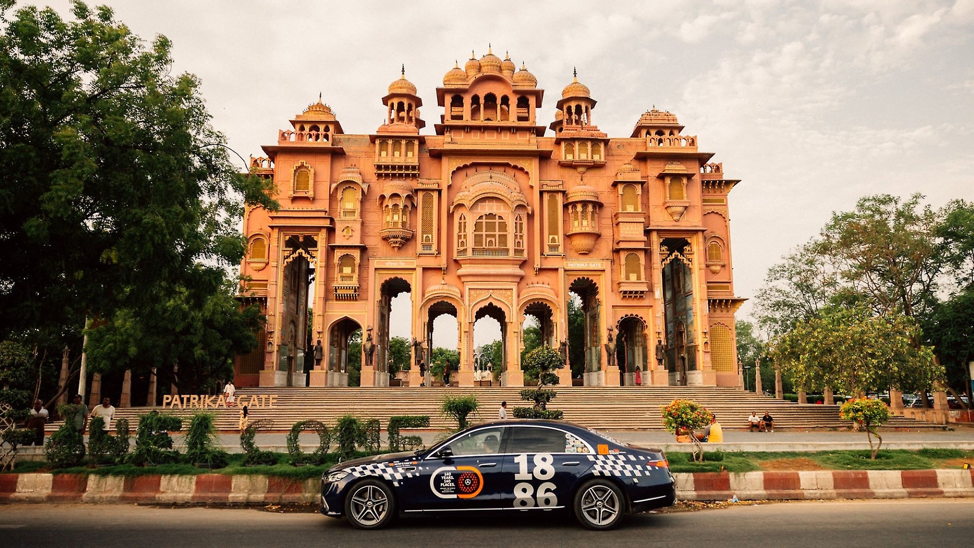 Wieder in Asien, diesmal in Indien, führt es die S-Klasse nach Dehli weiter über Jaipur, Udaipur nach Lucknow.