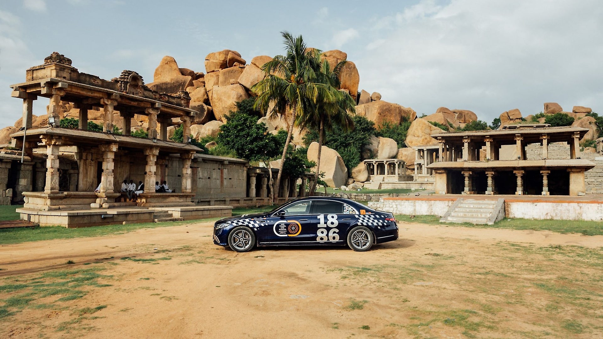 Die S-Klasse im atemberaubenden Hampi, in Indien.