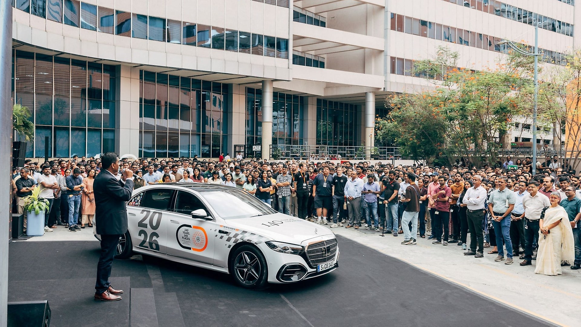 Auf dem Weg, durch Thimphu and Bangalore, macht die S-Klasse einen kleinen Stopp ein beim Mercedes-Benz Research & Development Center.