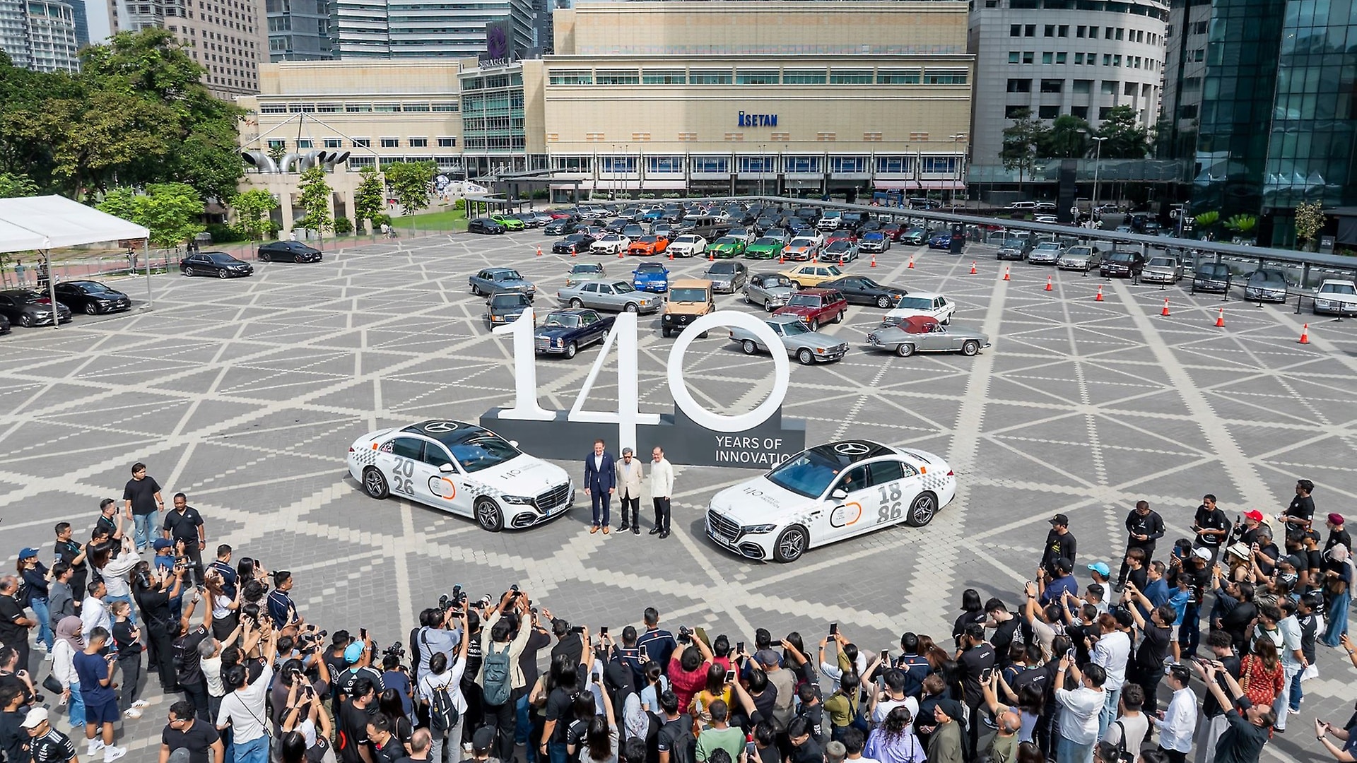 Nächster Halt: Malaysia! Die S-Klasse erobert Kuala Lumpur und feiert ihre Ankunft beim „Haus of Mercedes“ Event. 