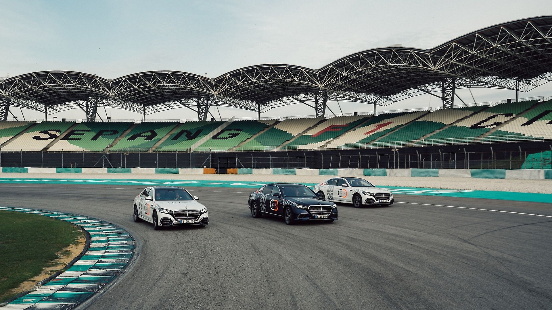 Die Reise in Malaysia ist für die S-Klasse noch nicht vorbei, weiter geht die Fahrt in Kuala Lamour mit Halt am Petronas Sepang International Circuit.