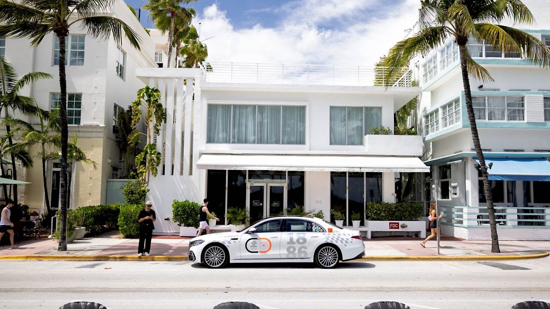 Die erste Nordamerika-Etappe der interkontinentalen Fahrt führt die neue Mercedes-Benz S-Klasse nach Miami, Florida/USA.