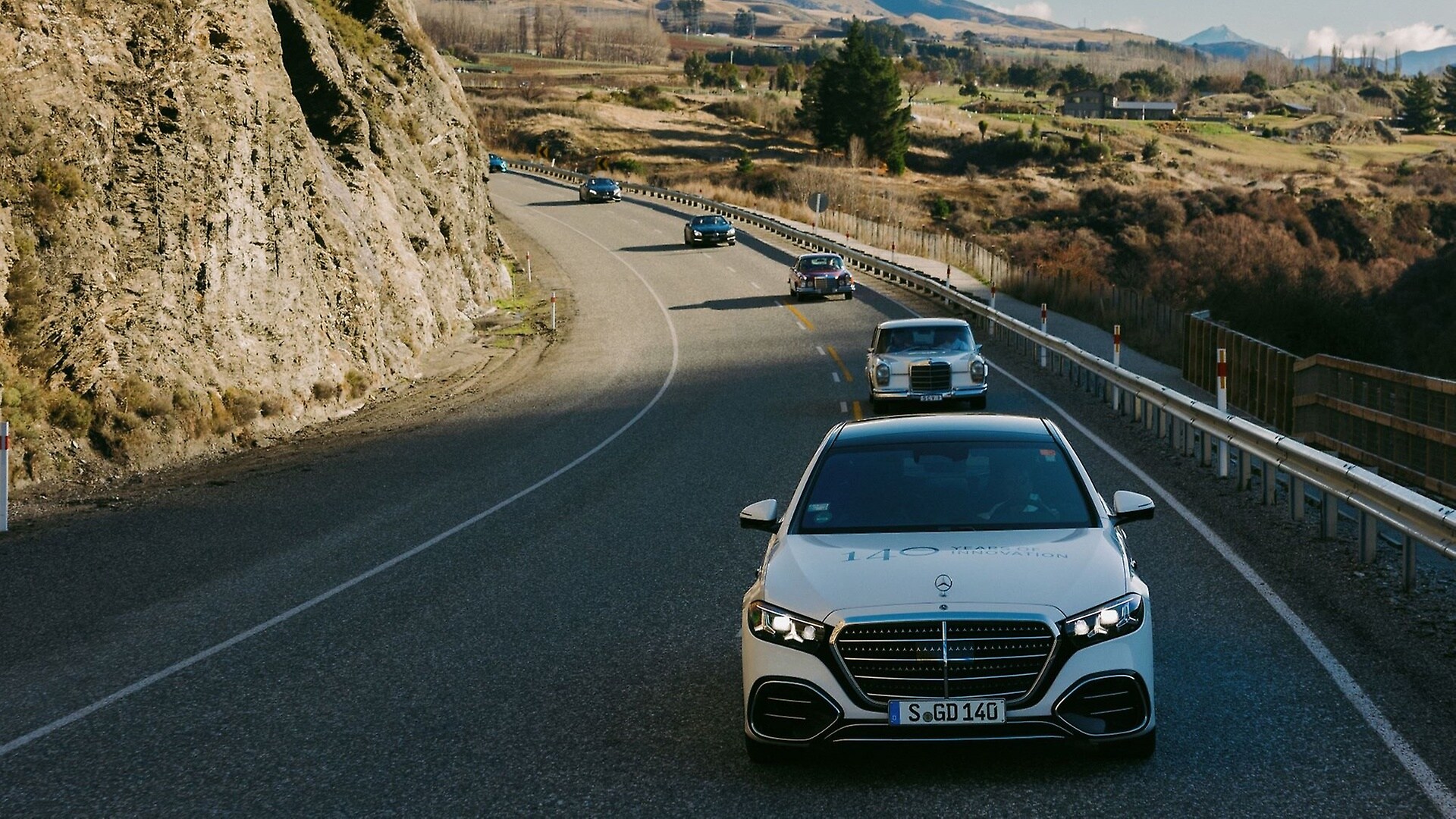 Weitere eindrucksvolle Aufnahmen aus Neuseeland vom Kaikoura Beach, Peters Lookout und dem Ayrburn Car Meet & Racetrack, begleitet von Mercedes-Benz Klassikern.