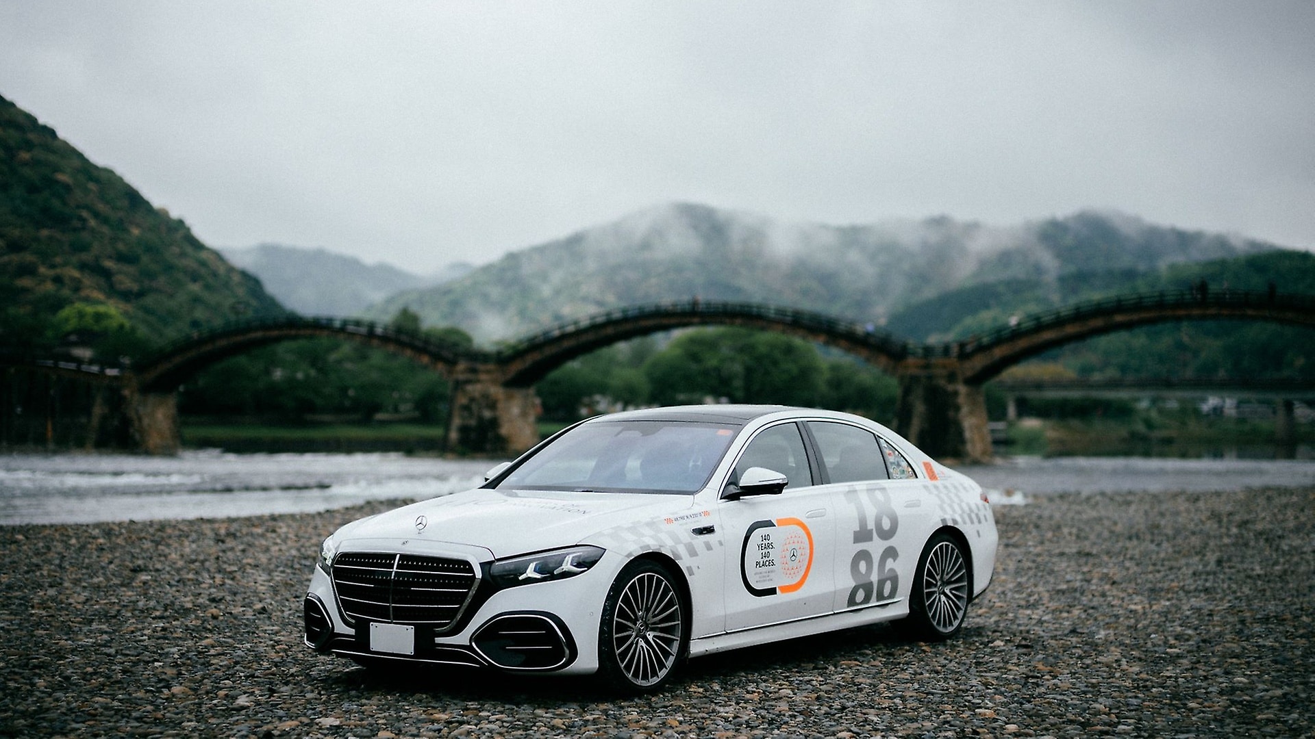 Die S‑Klasse in Japan - mit einem Zwischenstopp bei dem Mercedes-Benz Dealership in Fukuoka auf dem Weg nach Osaka.
