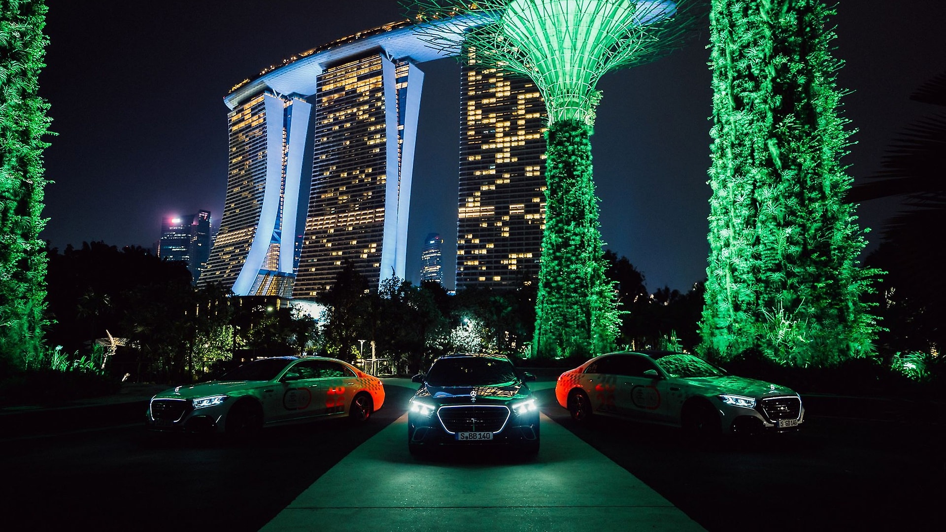 Half-time! The S-Class has reached the halfway point of the “140 Years -140 Places” stage and arrives in Singapore.