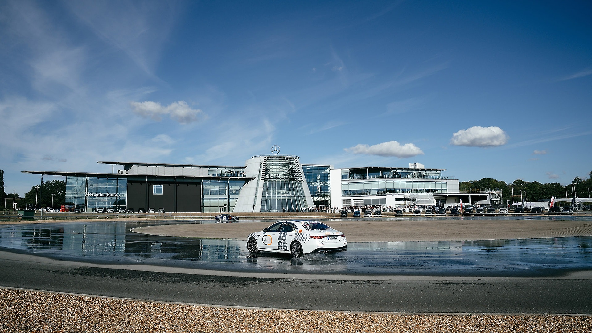 Die Mercedes-Benz World auf der legendären Rennstrecke Brooklands in Weybridge, Vereinigtes Königreich.