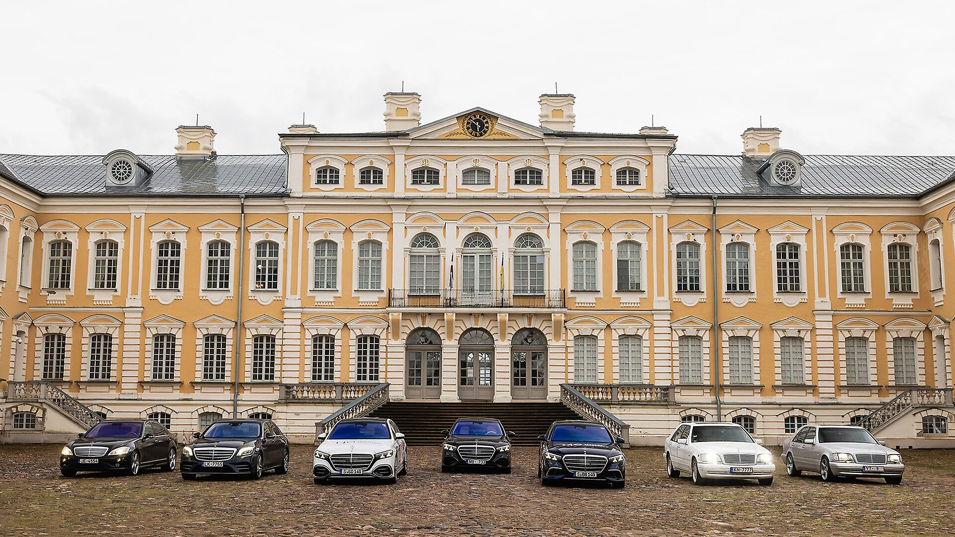 Die neue S-Klasse mit Vorgängermodellen vor dem Schloss Rundale in Lettland.