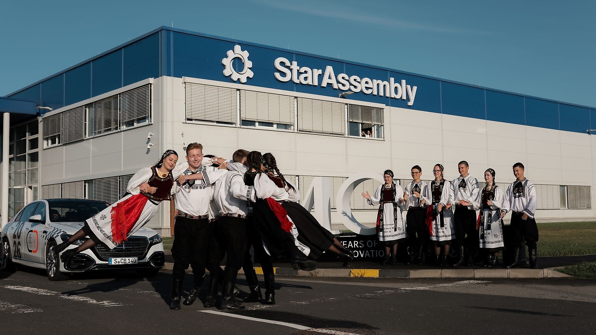 Gruppenaufnahme auf dem Werksgelände von Star Assembly in Sebes, Rumänien.
