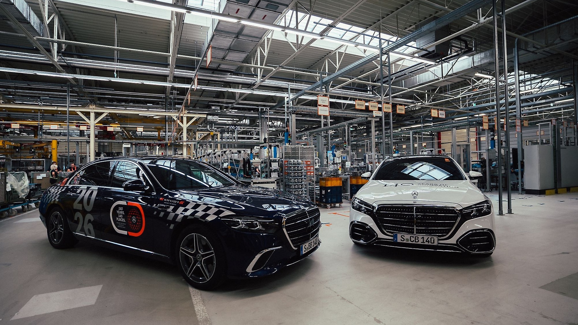 Im Mercedes-Benz Werk im ungarischen Kecskemét legten die Fahrzeuge einen Zwischenstopp direkt in der Produktionshalle ein.
