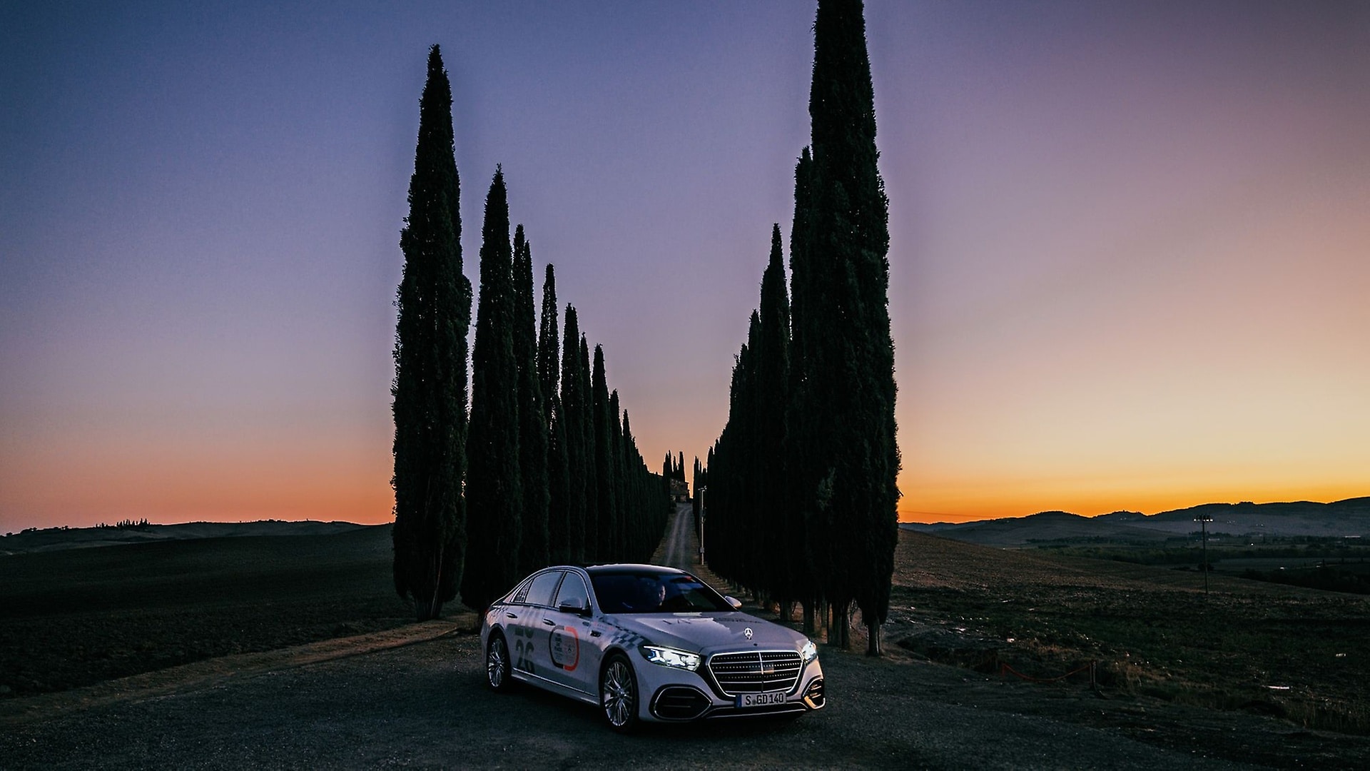 Die Mercedes-Benz S-Klasse vor einer typischen Zypressenallee in der Toskana, Italien.