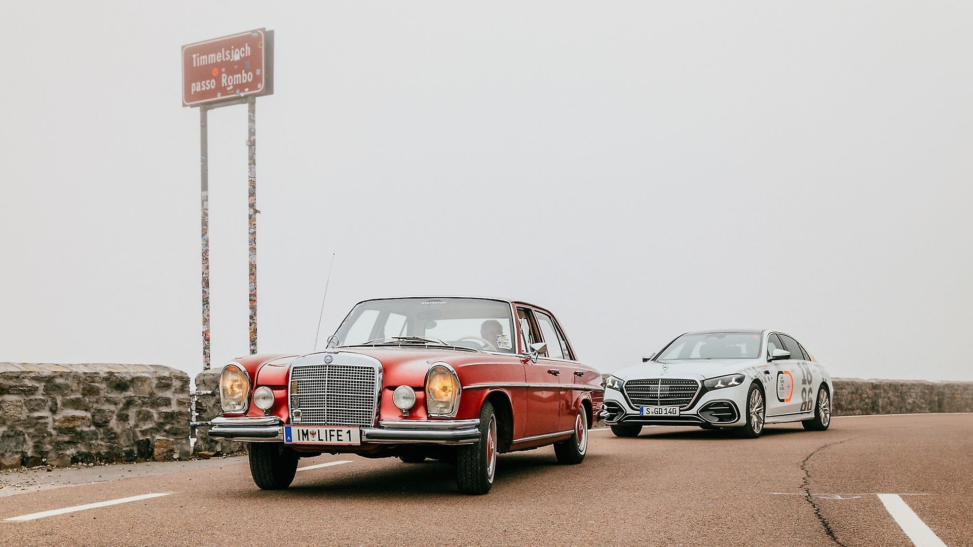 Ein klassischer Mercedes-Benz und die moderne S-Klasse auf der Timmelsjoch-Hochalpenstraße (Passo del Rombo) an der Grenze zwischen Österreich und Italien.