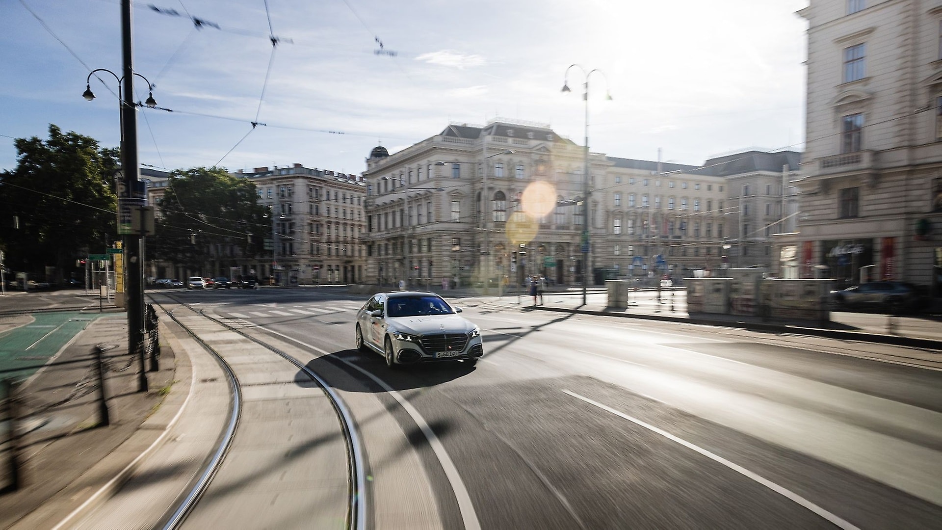 Die Mercedes-Benz S-Klasse auf dem Schwarzenbergerplatz in Wien, Österreich.