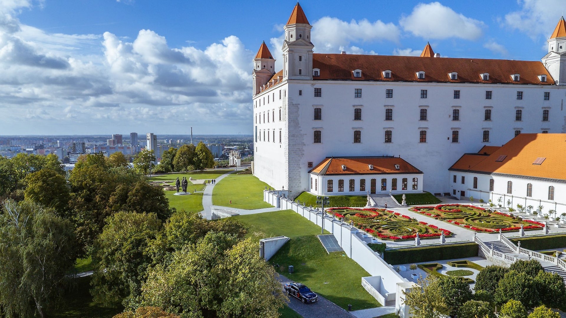 Luftaufnahme der Mercedes-Benz S-Klasse an der Burg Bratislawa, Slowakei.