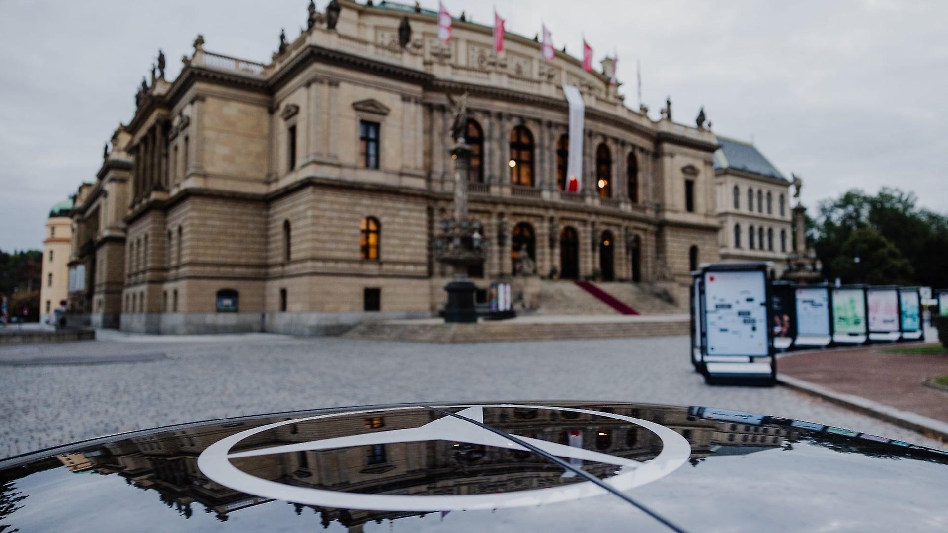 Die Mercedes-Benz S-Klasse vor dem Rudolfium in Prag, Tschechien.